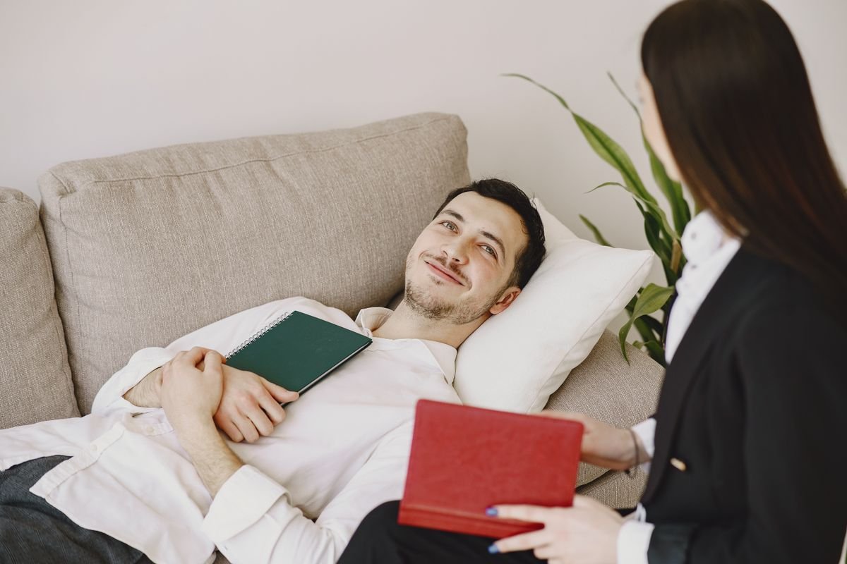 Pessoa em sessão de terapia conversando com psicanalista em ambiente acolhedor