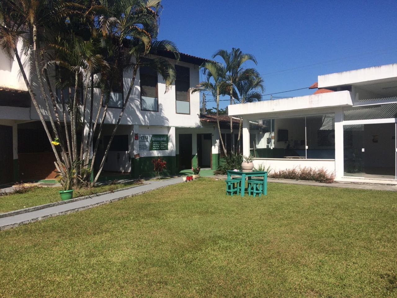 Fachada e jardim da unidade do CESA Itaipu em Serra Grande, Niterói
