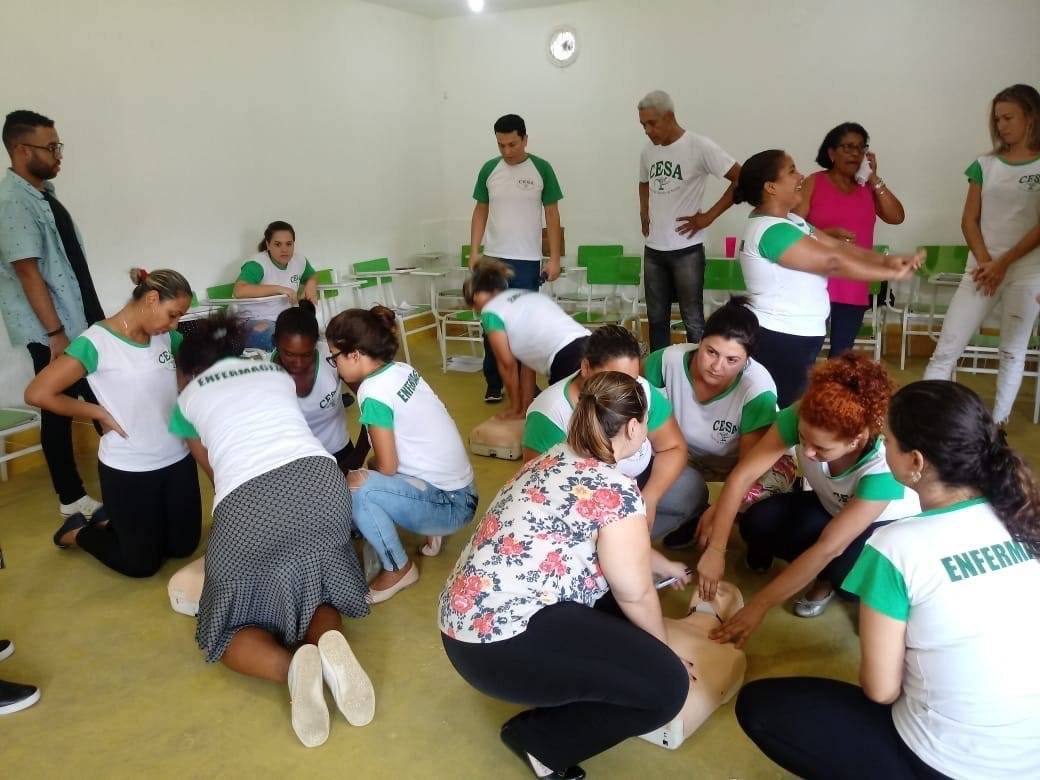 Alunos do CESA Itaipu praticando reanimação cardiopulmonar (RCP) em treinamento prático