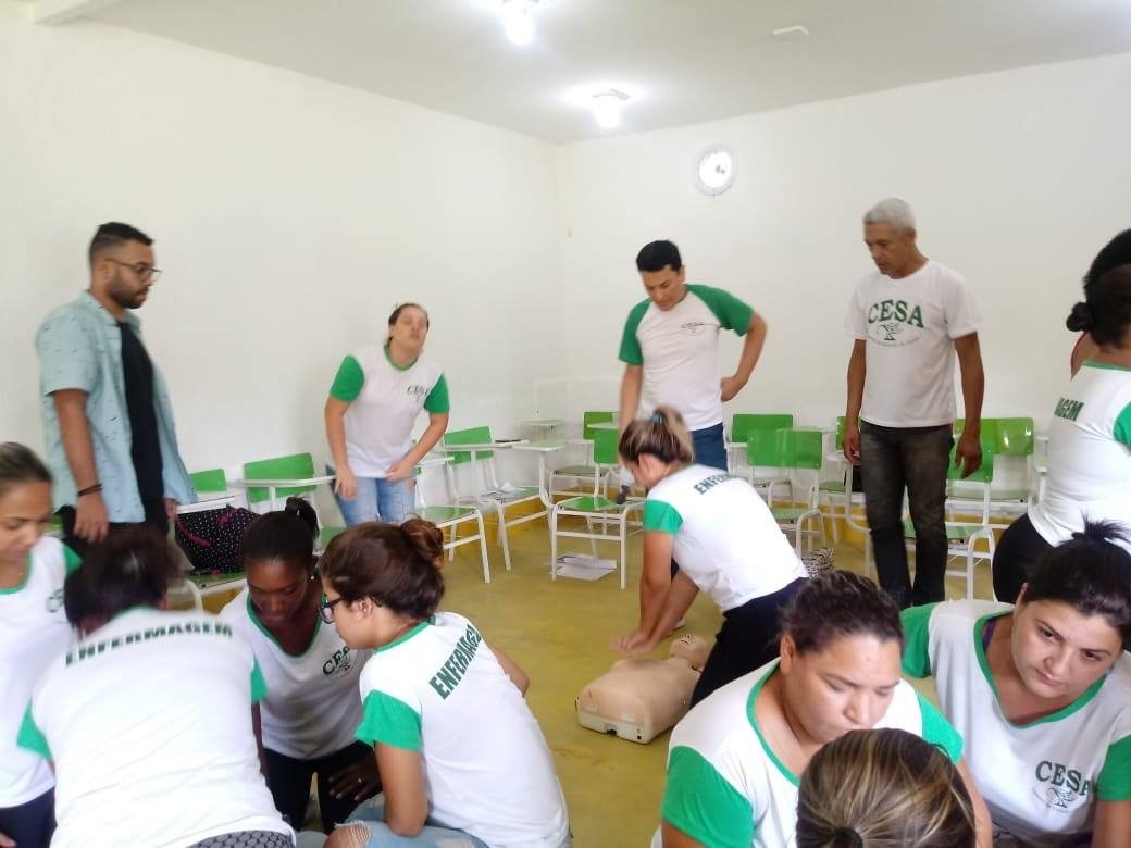 Alunas do curso técnico em enfermagem do CESA Itaipu praticando reanimação cardiopulmonar em manequim de treino