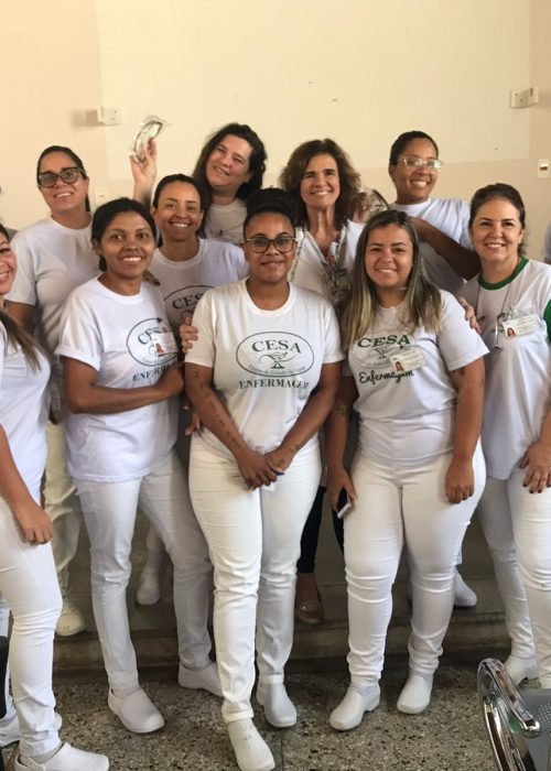 Turma de alunas do curso técnico em Enfermagem do CESA Itaipu reunida em sala de aula